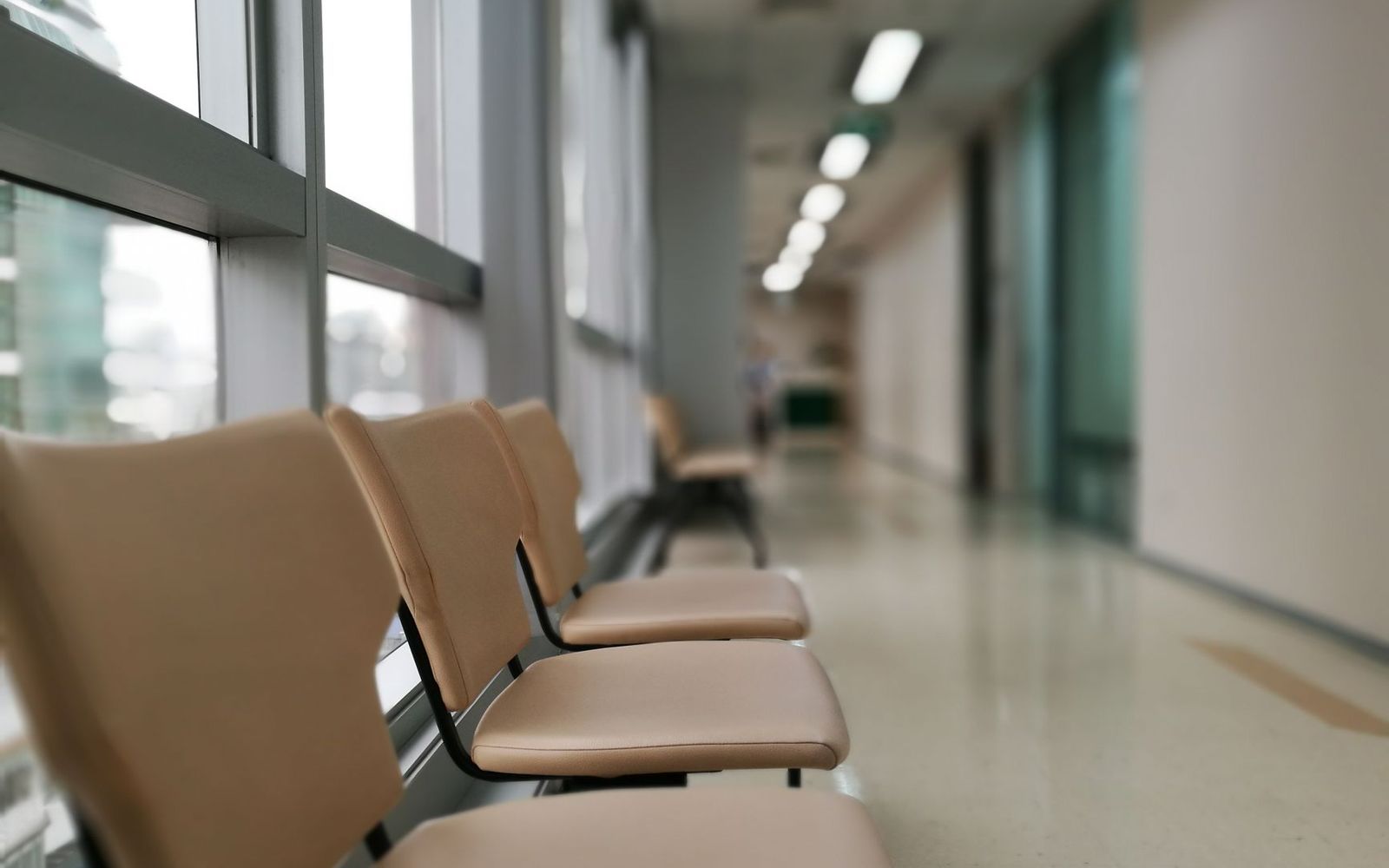 Cadeiras vazias em um corredor de clínica