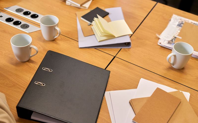Pasta com documentos de registro de empresa sobre a mesa