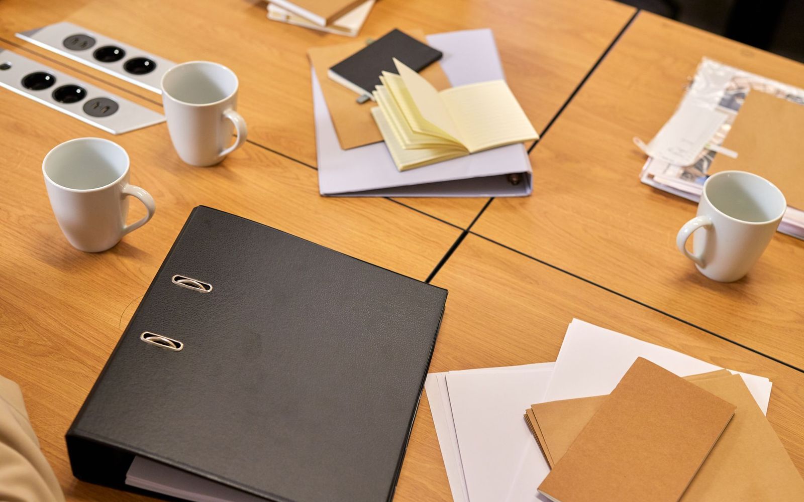 Pasta com documentos de registro de empresa sobre a mesa