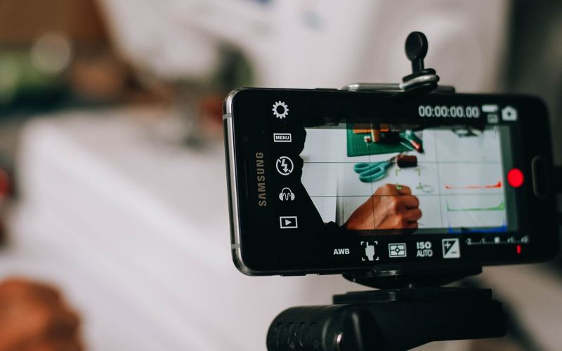 Celular em tripé com ring light gravando um vídeo