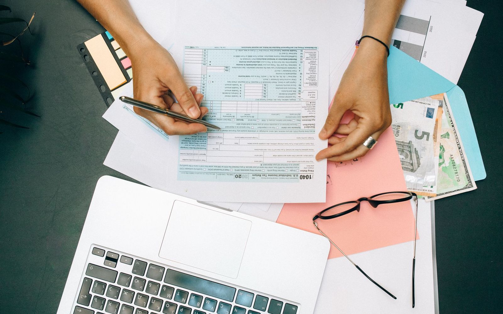 Documentos e recibos organizados sobre uma mesa de trabalho